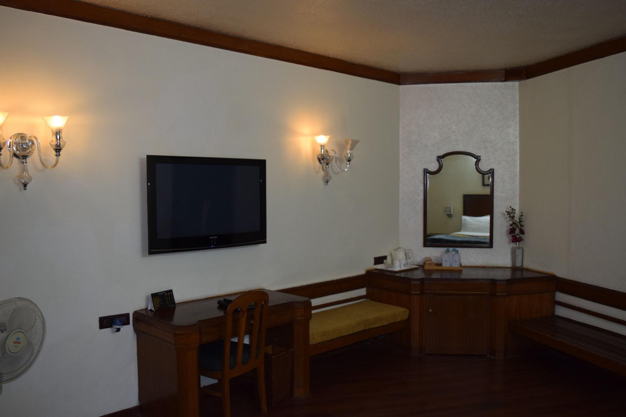 Hotel Samrat, Нью-Дели Экстерьер фото